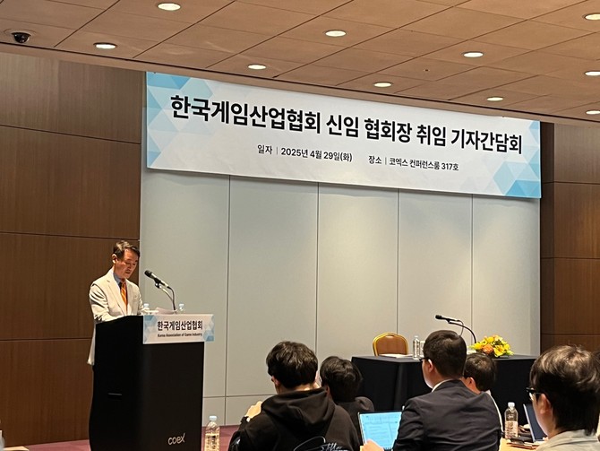 29일 서울 코엑스에서 열린 조영기 신임 게임산업협회장 취임 기자간담회에서 조영기 협회장이 인삿말을 하고 있다. =최민경 기자