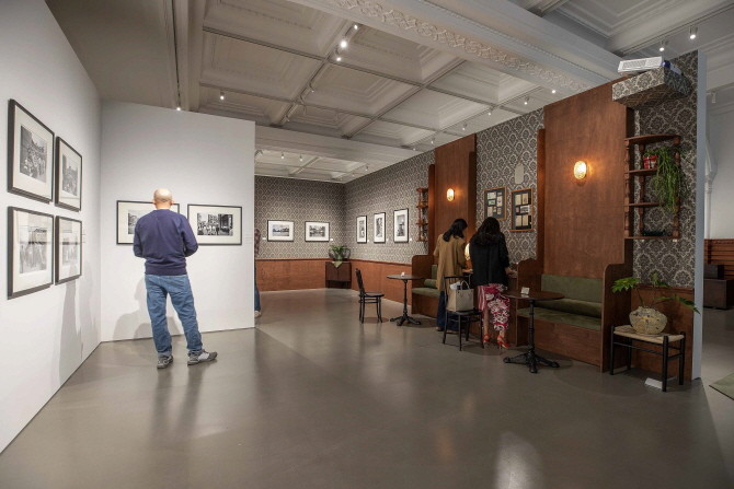 신세계백화점 본점 헤리티지 뮤지엄에서는 '명동 살롱: The Heritage'. © 신세계백화점