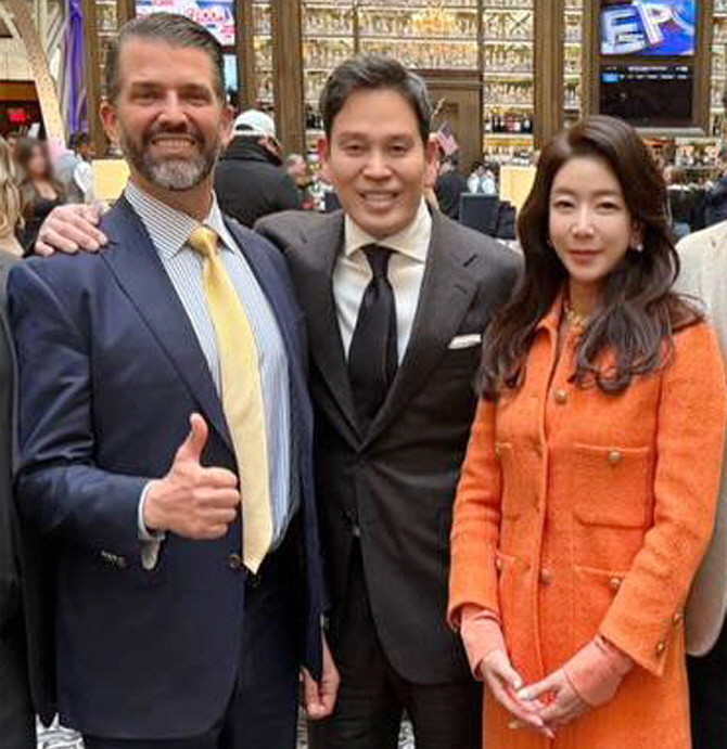 신세계그룹 정용진 회장(가운데)이 미국 워싱턴에서 트럼프 주니어(왼쪽)와 만나 부인 한지희씨(오른쪽)와 기념촬영을 하고 있다. © 신세계