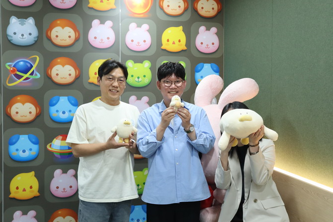 (왼쪽부터) 천조우 위메이드플레이 게임사업2팀 팀장, 김신현 위메이드플레이 게임기획 팀리더, 나봄 치즈덕 작가 ⓒ 위메이드플레이