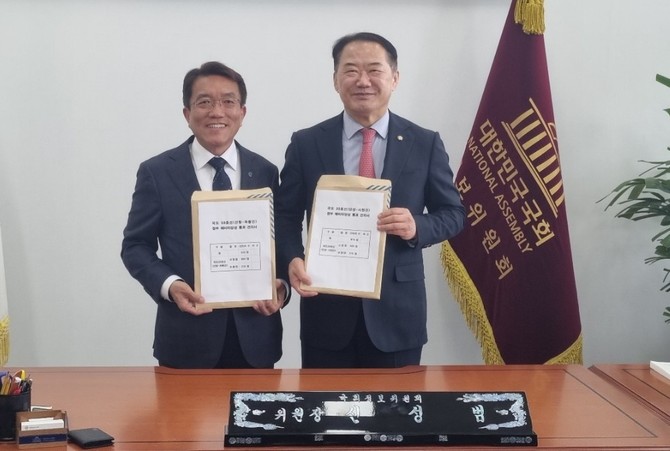 산청군이 국도건설 주민 건의서를 전달하고 있다. ⓒ 산청군