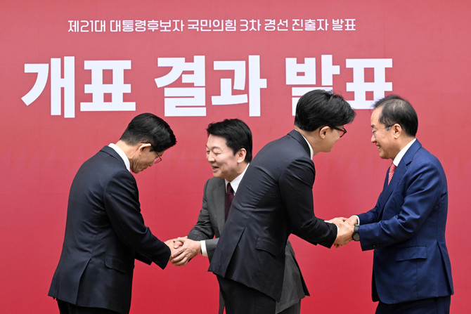지난 29일 서울 여의도 국민의힘 당사에서 열린 제21대 대통령 후보자 국민의힘 3차 경선 진출자 발표 행사에서 결과 발표 후 후보들이 악수하고 있다. ⓒ 연합뉴스