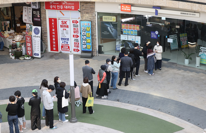 지난 29일 서울 시내 한 SKT 대리점에 시민들이 줄을 서서 교체를 기다리고 있는 모습. ⓒ 연합뉴스