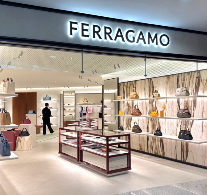 신세계면세점은 인천국제공항 제1터미널점에 이탈리아 럭셔리 하우스 페라가모(Ferragamo) 부티크를 오픈했다. © 신세계면세점