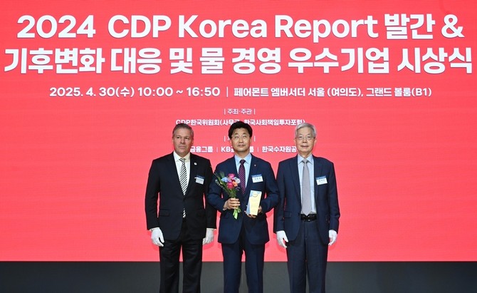 30일 서울 여의도 페어몬트 앰배서더 호텔에서 열린 '2024 CDP 코리아 어워즈'에 참가한 김종호 LG이노텍 ESG담당(가운데)이 CDP 한국위원회 관계자들과 기념촬영을 하고 있다. ⓒ LG이노텍