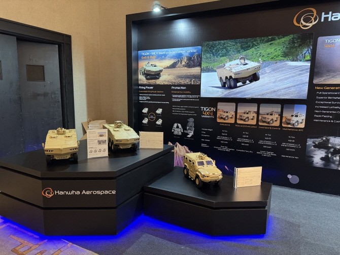 지난달 28일(현지시각) 칠레 산티아고에서 KOTRA와 주칠레 대한민국 대사관 주관으로 개최된 'Korea Defense Day 2025'에 행사에 마련된 한화 방산 3사 부스 전경. ⓒ 한화
