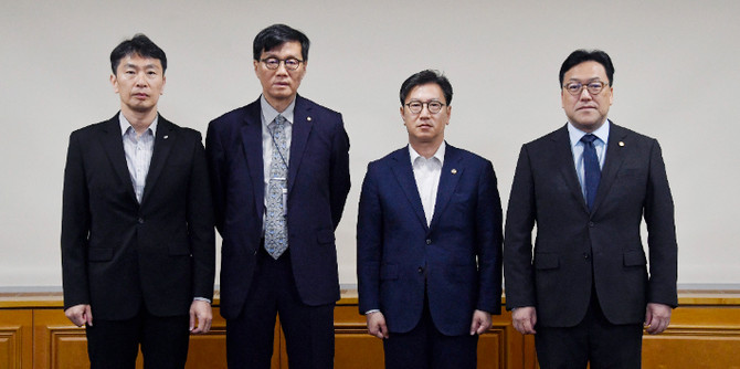 2일 오전 서울 중구 은행회관에서 열린 '거시경제·금융현안 간담회' 참석자들이 기념사진을 촬영하고 있다. 왼쪽부터 이복현 금융감독원장, 이창용 한국은행 총재, 김범석 부총리 겸 기획재정부 장관 직무대행, 김병환 금융위원장. ⓒ 기획재정부