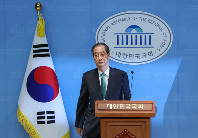2일 한덕수 전 국무총리는 국회 소통관 2층 기자회견장에서 '국민께 드리는 약속'이라는 명칭의 회견을 열고 대선 출마를 공식화했다. ⓒ 연합뉴스
