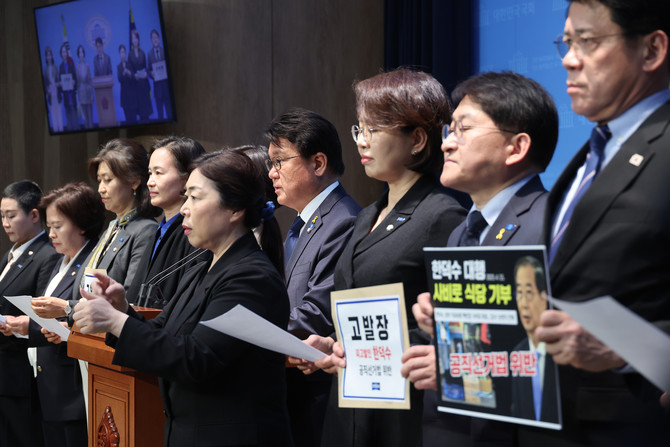 조국혁신당 의원들이 지난 1일 국회 소통관에서 한덕수 전 국무총리를 향해 공직선거법 위반 혐의 고발 기자회견을 열었다. ⓒ 연합뉴스