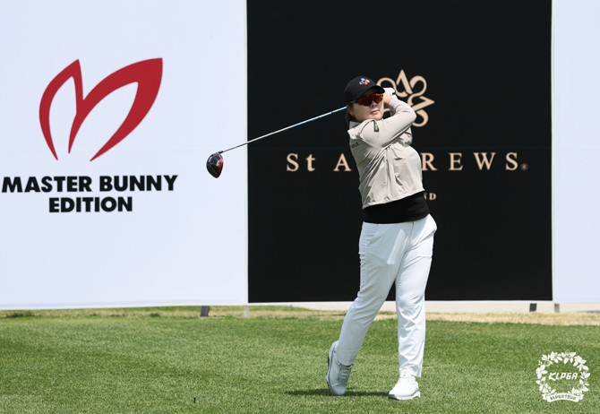 홍정민 크리스에프앤씨 제47회 KLPGA 챔피언십 2R 1번홀에서 티샷을 하고 있다. ⓒ KLPGA