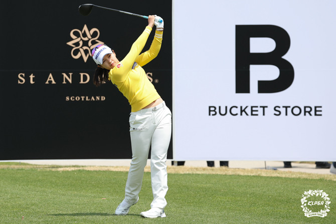 박현경 크리스에프앤씨 제47회 KLPGA 챔피언십 2R 1번홀에서 티샷을 하고 있다. ⓒ KLPGA