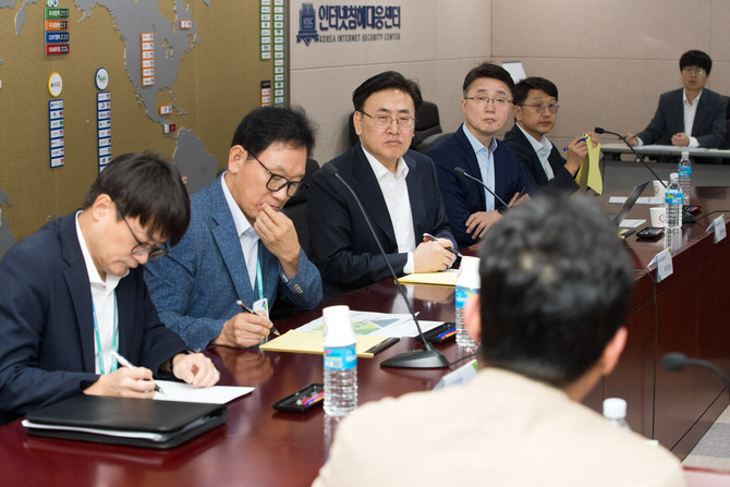 유상임 과학기술정보통신부 장관이 지난 3일 서울 송파구 한국인터넷진흥원 인터넷침해대응센터를 방문해 사이버 침해 모니터링 및 대응 현황을 점검하고 있다. ⓒ 과학기술정보통신부