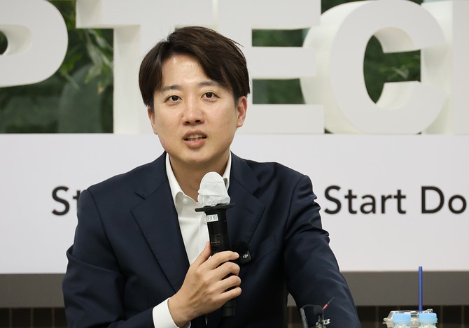 이준석 개혁신당 대선후보가 7일 오후 대전 유성구 한국과학기술원(KAIST)에서 재학생들과 '2030 현장 청취' 간담회를 진행하고 있다. ⓒ 연합뉴스