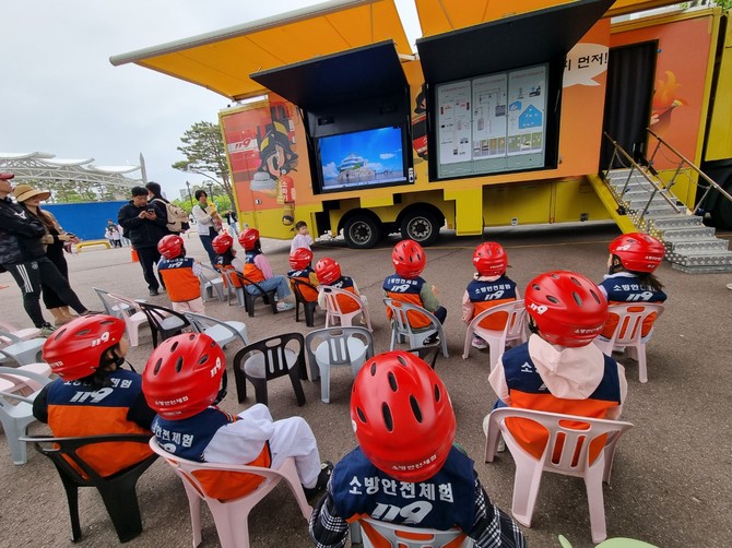 소방안전체험에 참여한 어린이들 = 김상준 기자