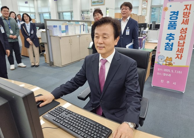 조규일 진주시장이 지방세 성실납세자 경품 추첨을 실시하고 있다. ⓒ 진주시