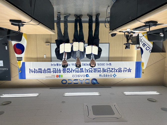 (왼쪽부터) 한남철 다스코 대표, 박종우 한국종합기술 전무, 윤홍준 신성이엔지 상무가 부산 명지 2단계 연료전지 발전사업 추진을 위한 업무협약을 체결하고 기념 촬영을 하고 있다. ⓒ 신성이엔지