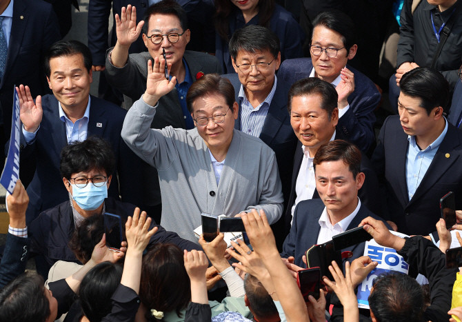 남도문화벨트 골목골목 경청투어에 나선 이재명 더불어민주당 대선 후보가 11일 전남 영암군 학산면 독천낙지거리를 찾아 지지자들에게 인사하고 있다. ⓒ 연합뉴스