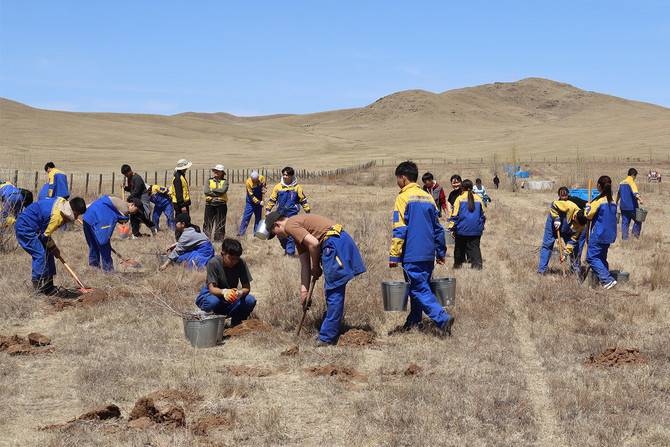 지난 10일 KT&G복지재단 관계자들과 참가자들이 '상상의 숲' 식재 활동을 진행하고 있다. ⓒ KT&G