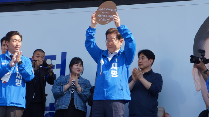 이재명 더불어민주당 대선후보가 12일 경기도 화성 동탄 집중 유세에서 웨이퍼를 들어보이며 '반도체 강국 도약'을 약속했다. ⓒ 박비주안 기자