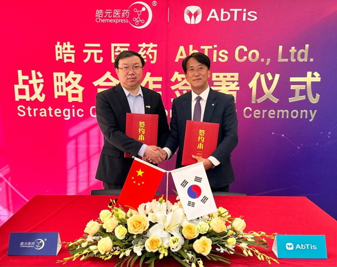 정바오푸(Zheng Baofu) Chemexpress 회장(사진 왼쪽)과 한태동 앱티스 대표이사(사진 오른쪽). © 앱티스