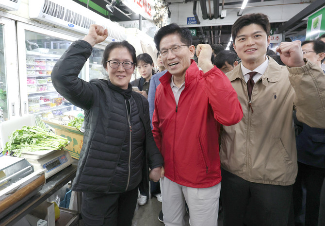 김문수 국민의힘 제21대 대통령 선거 후보가 윤석열 전 대통령의 비상계엄 선포를 사과하는 등 과거 '강성 친윤' 성향과는 다른 모습을 보이고 있다. ⓒ 연합뉴스