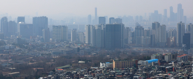 제21대 대통령 선거가 약 한달 앞으로 다가온 가운데 여야 후보들이 제각각 부동산 공약을 내놨다. © 연합뉴스