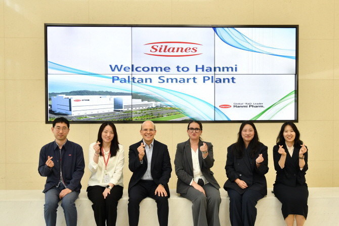 지난 7일 한미약품 팔탄 스마트플랜트를 방문한 한미약품 파트너사 실라네스(Laboratorios Silanes) BD팀이 견학을 마친 후 한미약품 관계자들과 함께 기념촬영을 하고 있다. © 한미약품