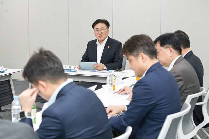 유상임 과학기술정보통신부 장관이 지난 13일 열린 '제4차 AI컴퓨팅 인프라 특별위원회'에서 '첨단 GPU 확보 추진방안'을 논의하고 있다. ⓒ 과학기술정보통신부