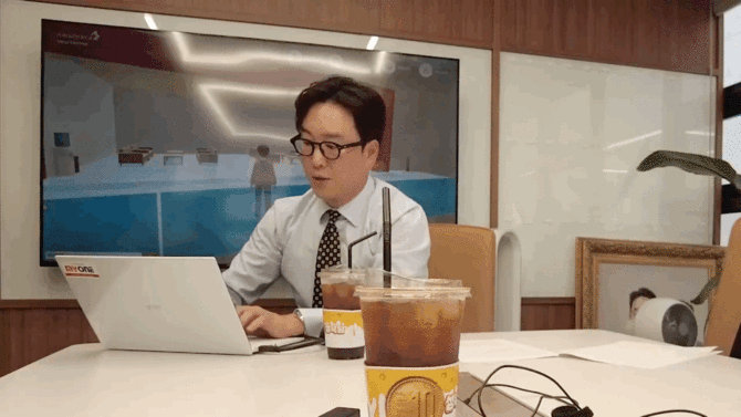 이영진 대표가 마이원월드를 시연하고 있다. = 김우람 기자