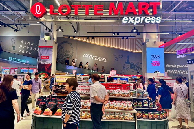 롯데마트가 15일 싱가포르 최대 유통업체 'NTUC FairPrice'의 대형 할인점 '페어프라이스 엑스트라 비보시티점'에 K-그로서리 전문매장 '롯데마트 EXPRESS 1호점'을 오픈한다. © 롯데쇼핑