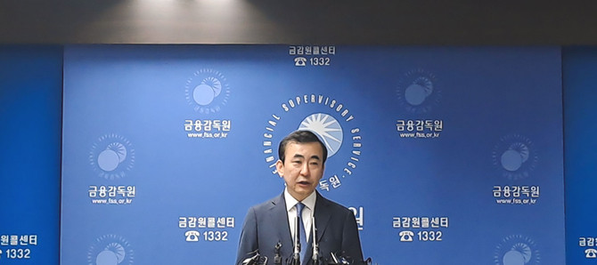이세훈 금융감독원 수석부원장이 15일 금융권 성과보수체계와 관련해 브리핑하고 있다. = 박진우 기자
