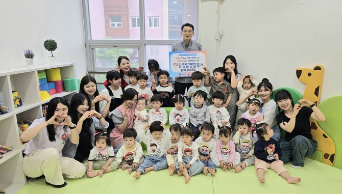 지난 15일 오전 당진발전본부 직장어린이집에서 김훈희 당진발전본부장이 인구문제 인식개선 릴레이 캠페인에 동참하고 있다. ⓒ 당진발전본부