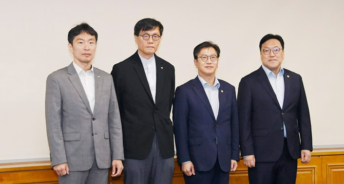 김범석(왼쪽 세번째) 기획재정부 장관 직무대행 1차관이 16일 서울 중구 은행회관에서 열린 '거시경제·금융현안 간담회' 시작에 앞서 기념 촬영하고 있다. 왼쪽부터 이복현 금융감독원장, 이창용 한국은행 총재, 김범석 직무대행, 김병환 금융위원장. ⓒ 기획재정부