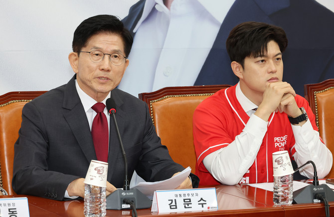윤석열 전 대통령의 당적을 두고 대통령 선거 후보와 비상대책위원장이 다른 입장을 내놓고 있다. ⓒ 연합뉴스
