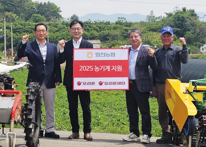 지난 14일 열린 '오리온그룹 오!감자합니다 농기계 증정식'에 (왼쪽부터) △권혁용 오리온 AGRO팀 전무 △김부곤 오리온재단 사무국장 △정각상 보성시 회천농협 조합장 △양덕수 보성시 회천농협 영농회장이 참석해 기념사진을 찍고 있다. ⓒ 오리온
