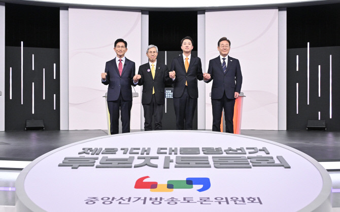 (오른쪽부터)이재명 더불어민주당·이준석 개혁신당·권영국 민주노동당·김문수 국민의힘 대선 후보가 지난 18일 서울 마포구 상암동 SBS 프리즘센터 스튜디오에서 열린 시작에 앞서 기념촬영을 하고 있다. ⓒ 연합뉴스