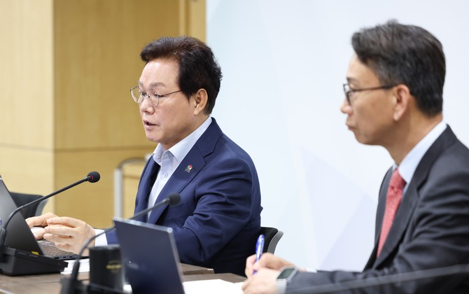 박완수 경남도지사가 가덕 신공항 건설 안전성과 국제 공항 규모에 대해 논의하고 있다. ⓒ 프라임경제
