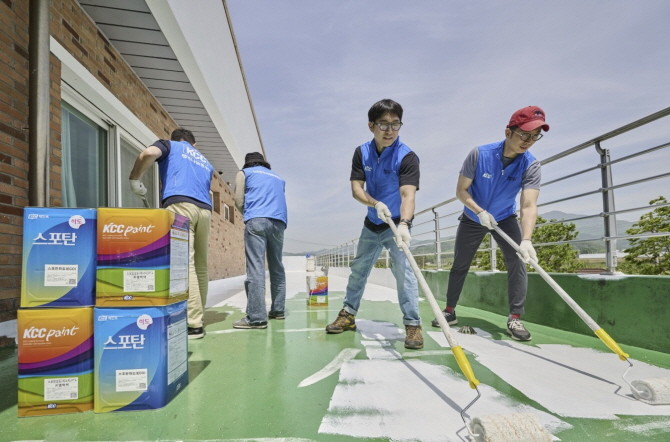 KCC와 (사)한국미래환경협회 관계자들이 전북 진안군 장애인 시설 흰마실에서 옥상 차열페인트 시공을 하고 있다. © KCC