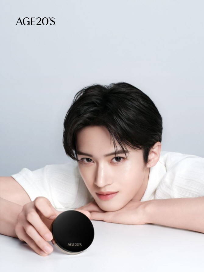 AGE20'S가 중국 브랜드 홍보대사로 배우이자 전 펜타곤 멤버인 '옌안'(闫桉)을 발탁했다. © 애경산업