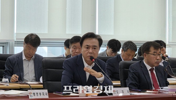 19일 도청 중회의실에서 행정·정무부지사, 실국원장 회의를 주재하고 있는 김태흠 충남지사. ⓒ 프라임경제