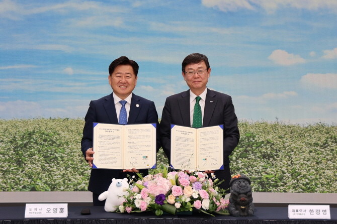 19일 오후 서울 강동구 현대홈쇼핑 본사에서 '제주 농수축산물·가공품 판매 및 관광 활성화'를 위한 업무협약(MOU)을 체결한 뒤 한광영 현대홈쇼핑 대표이사(사진 오른쪽)와 오영훈 제주도지사와 기념사진을 촬영하고 있다. © 현대홈쇼핑