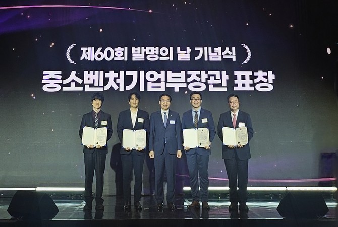 이석준 젬백스앤카엘 대표이사(오른쪽 첫 번째)가 '제60회 발명의 날 기념식'에서 중소벤처기업부장관 표창을 수상했다. ⓒ 젬백스