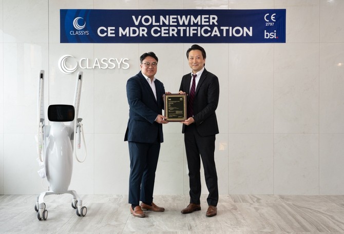 (왼쪽부터) 강기호 클래시스 품질인증본부 상무와 이형원 BSI Korea & ASEAN Head of sales 아시아 대표가 지난 19일 CE MDR 인증서 수여식을 진행했다. ⓒ 클래시스