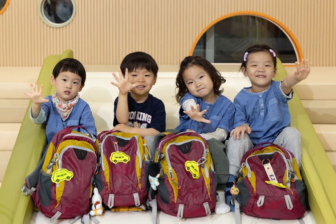 볼보자동차코리아가 어린이들의 보행 안전을 위해 한국보육진흥원과 협력해 어린이 안전 키링 1만5800개를 기증했다. ⓒ 볼보자동차코리아