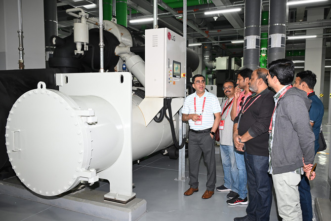 컨설턴트들이 서울 마곡에 위치한 LG사이언스파크를 방문해 초대형 냉방기인 '칠러'를 살펴보는 모습. ⓒ LG전자