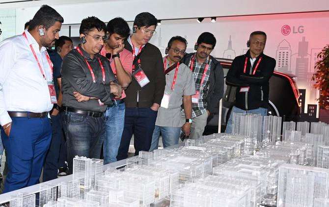 컨설턴트들이 HVAC 설비를 제어·관리하는 빌딩 관리 솔루션인 'BMS'에 대한 설명을 듣고 있다. ⓒ LG전자