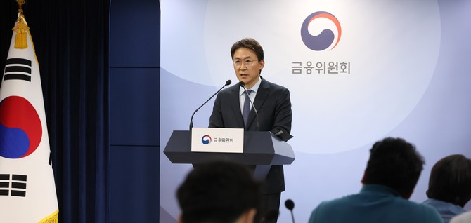 금융당국이 오는 7월부터 예정대로 '3단계 스트레스 DSR'규제를 시행하기로 했다. 사진은 권대영 금융위원회 사무처장. ⓒ 연합뉴스