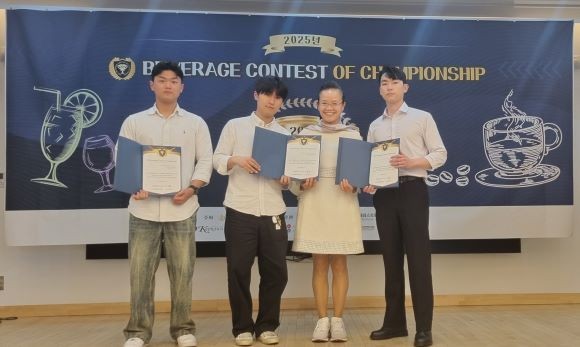 지난 17일 경북콘텐츠기업지원센터에서 열린 '2025 베버리지 콘테스트 오브 챔피온십' 수상자와 대구보건대 호텔제과제빵학과 김연선 교수가 기념촬영을 하고 있다.(왼쪽부터 동상 윤상원 학생, 은상 노근영 학생, 김연선 교수, 금상 이석현 학생). ⓒ 대구보건대학교