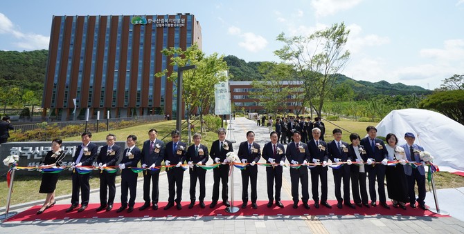 임상섭 산림청장(가운데)이 장종태 국회의원, 이장우 대전광역시장, 남태헌 한국산림복지진흥원장 등 관계자들과 한국산림복지진흥원 산림복지종합교육센터 개소식에서 기념촬영을 하고 있다. ⓒ 산림청