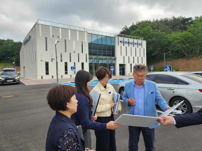 장세일 영광군수가 추모공원 공사현장을 점검했다. ⓒ 영광군